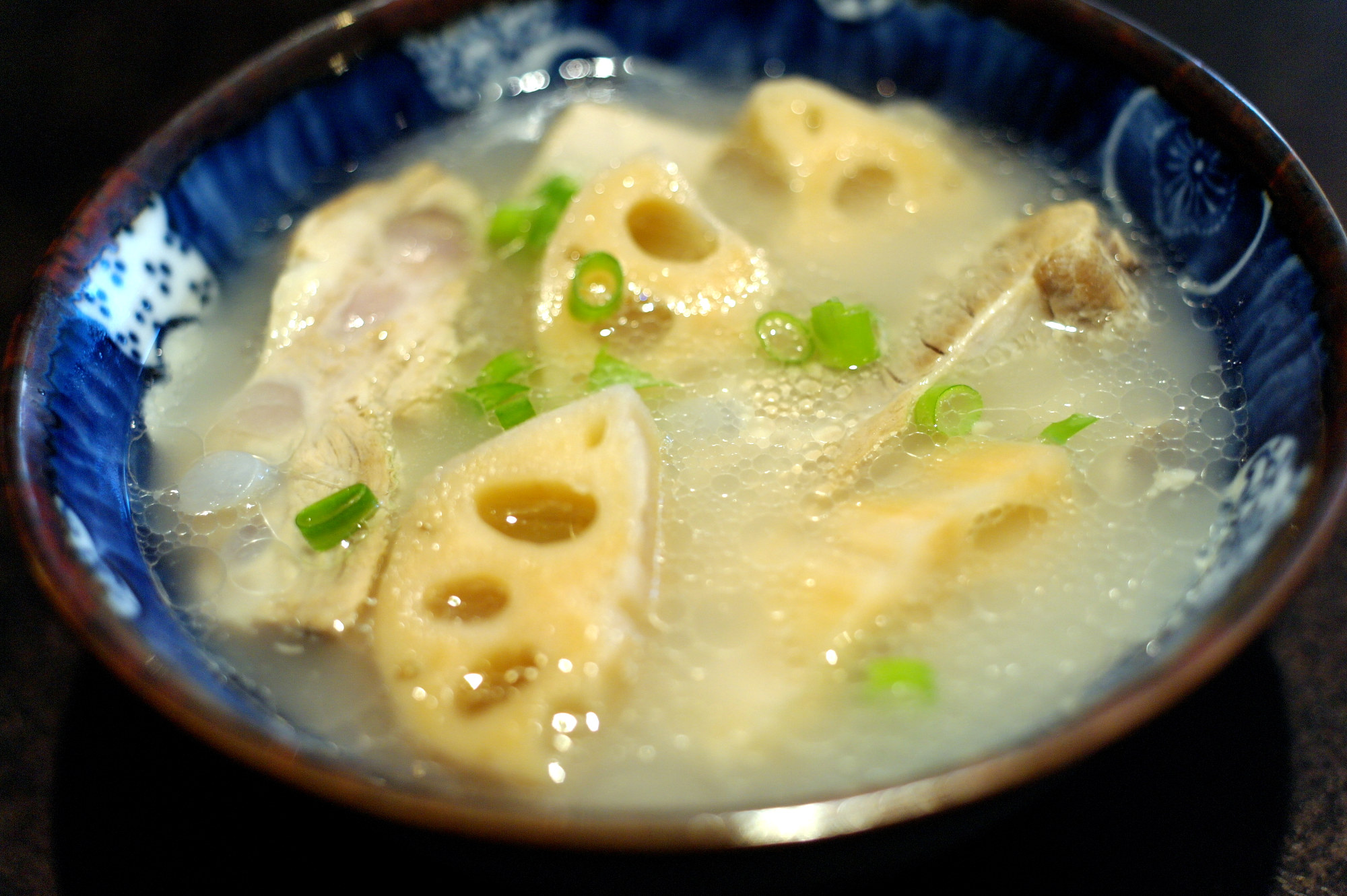 Zuppa di radice di loto e costine di maiale.