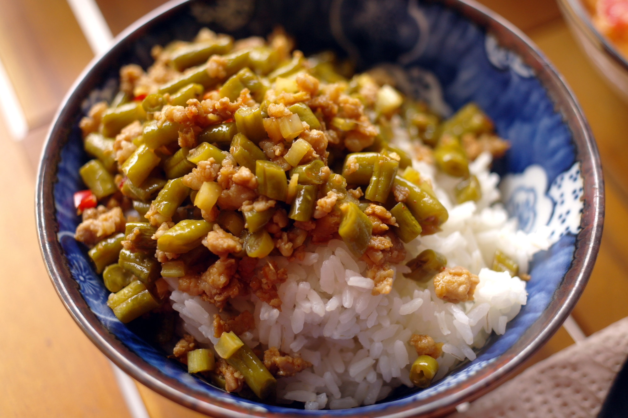 Fagiolini fermentati saltati con carne di maiale.