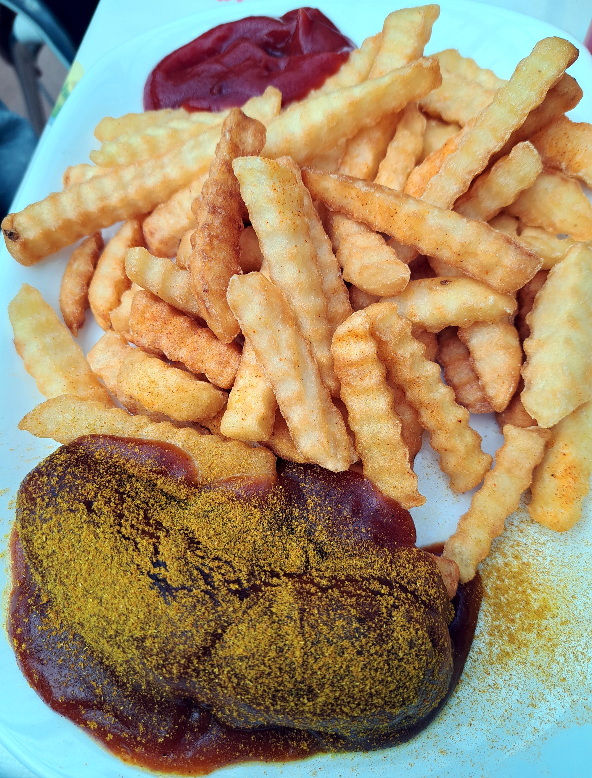 Currywurst berlinese con salsa al curry.