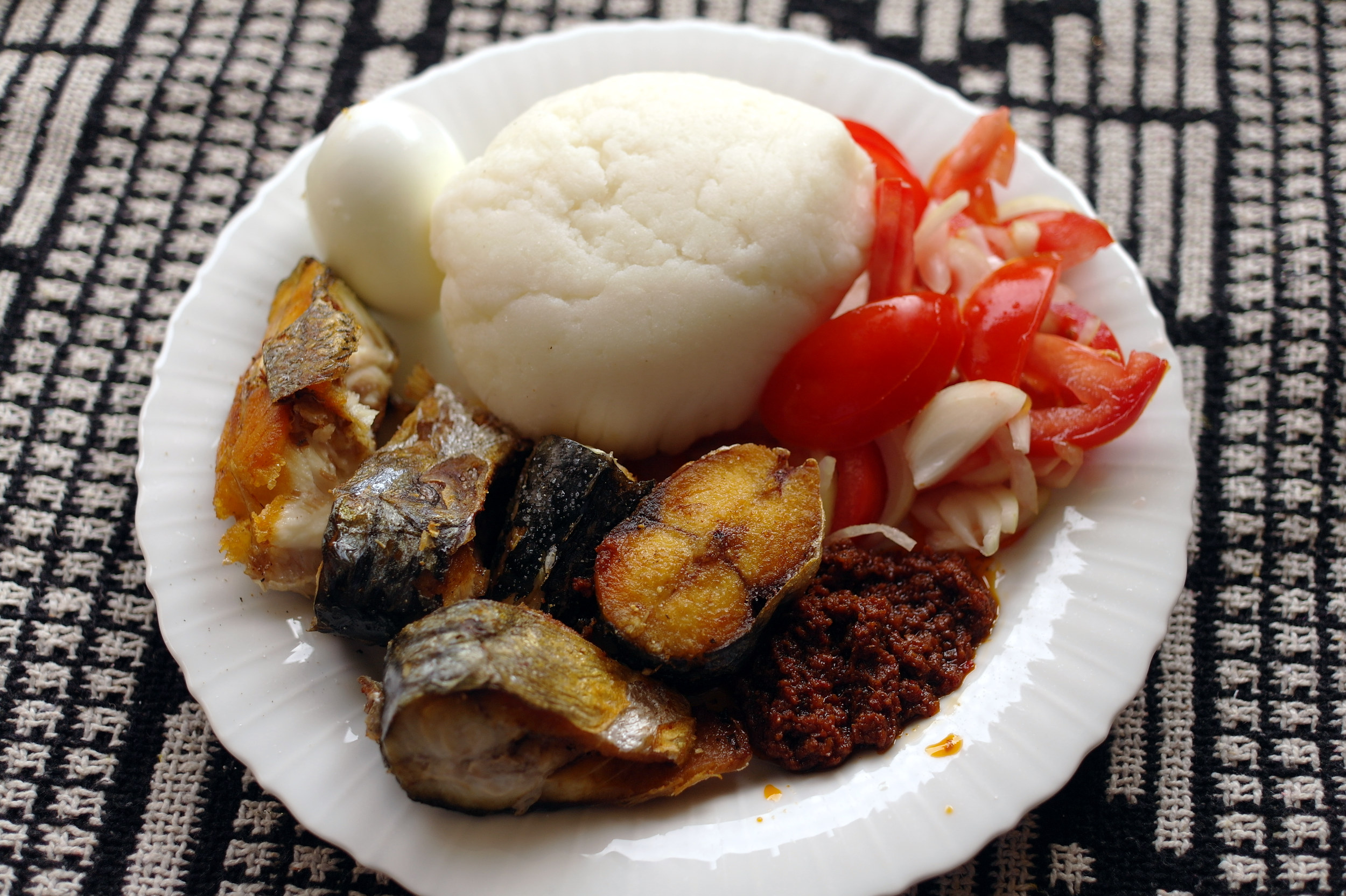 Piatto di sgombro fritto con banku e shito.