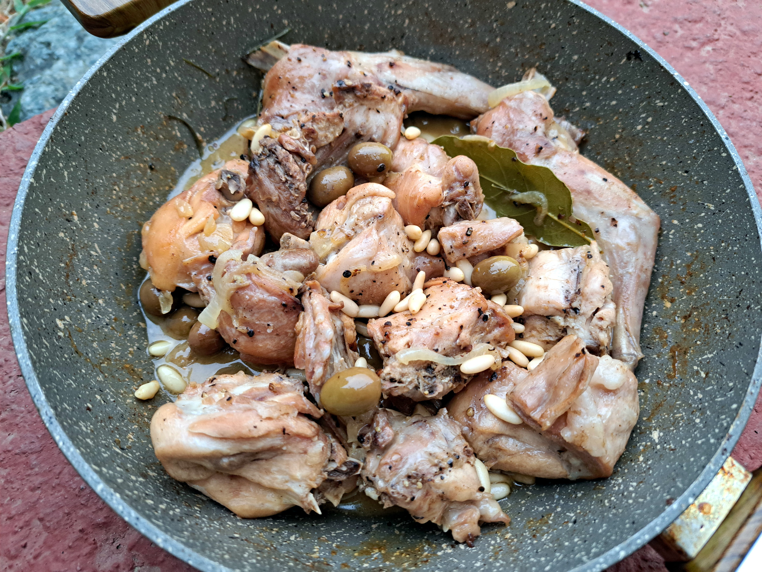 Coniglio alla ligure con olive taggiasche e pinoli