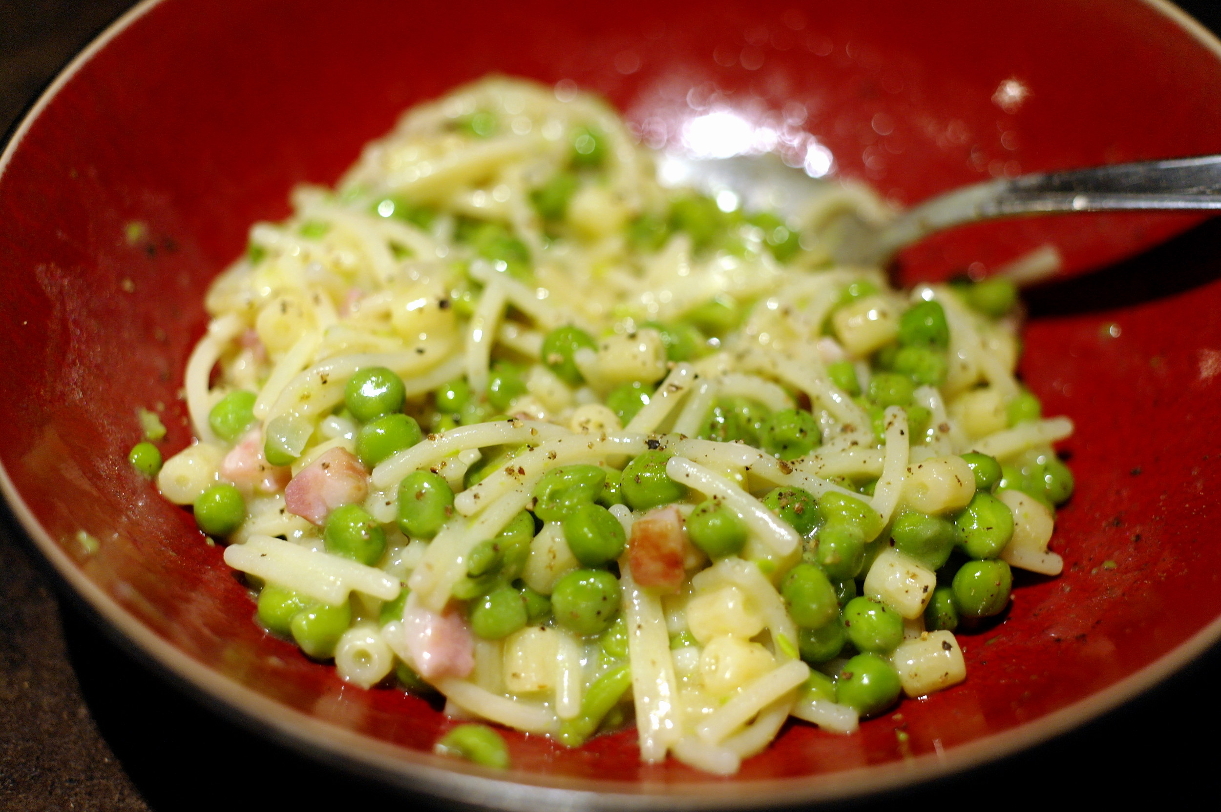 Un piatto di pasta e piselli napoletana