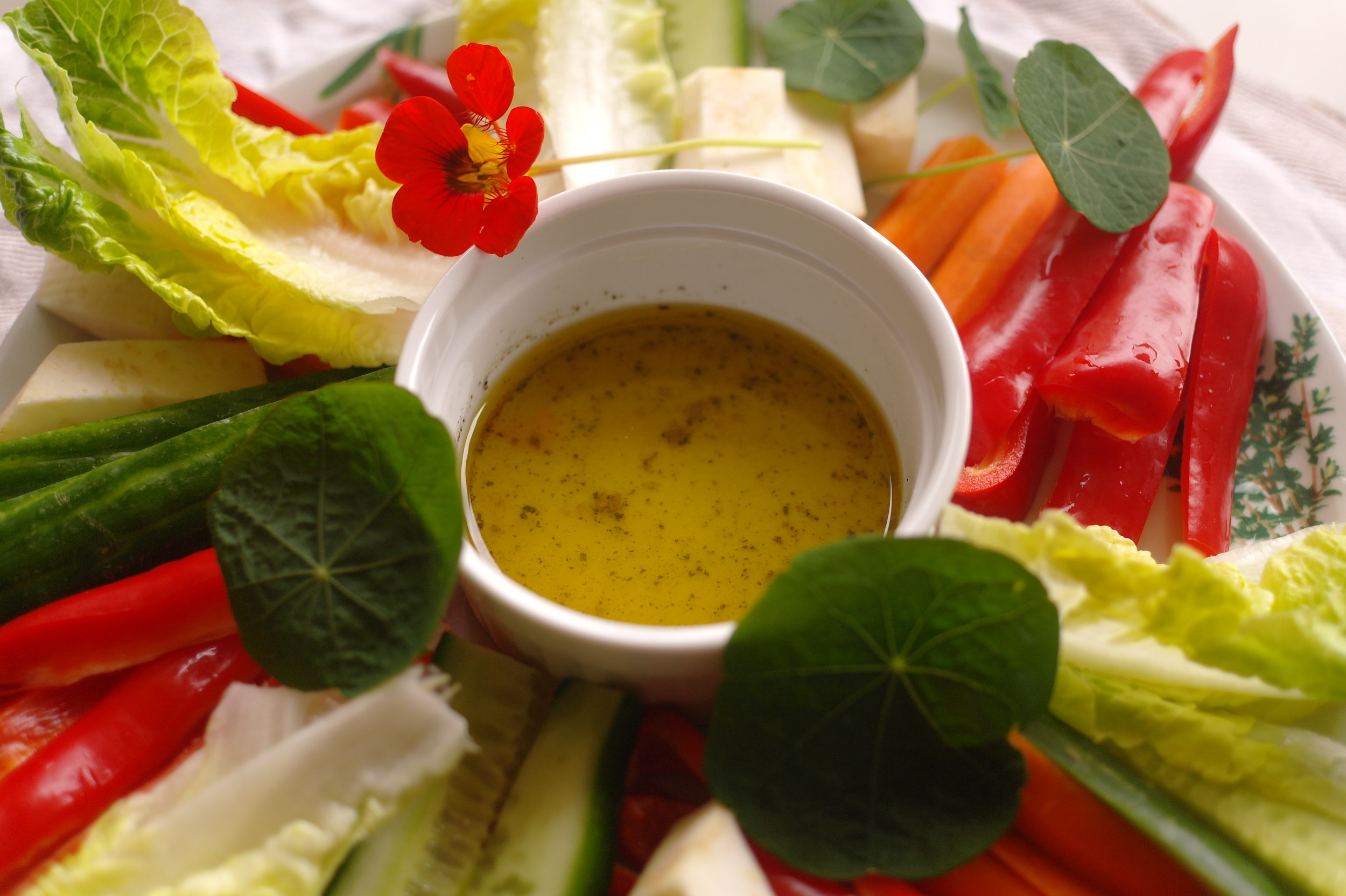 Pinzimonio (verdure crude in emulsione d'olio, sale e pepe)