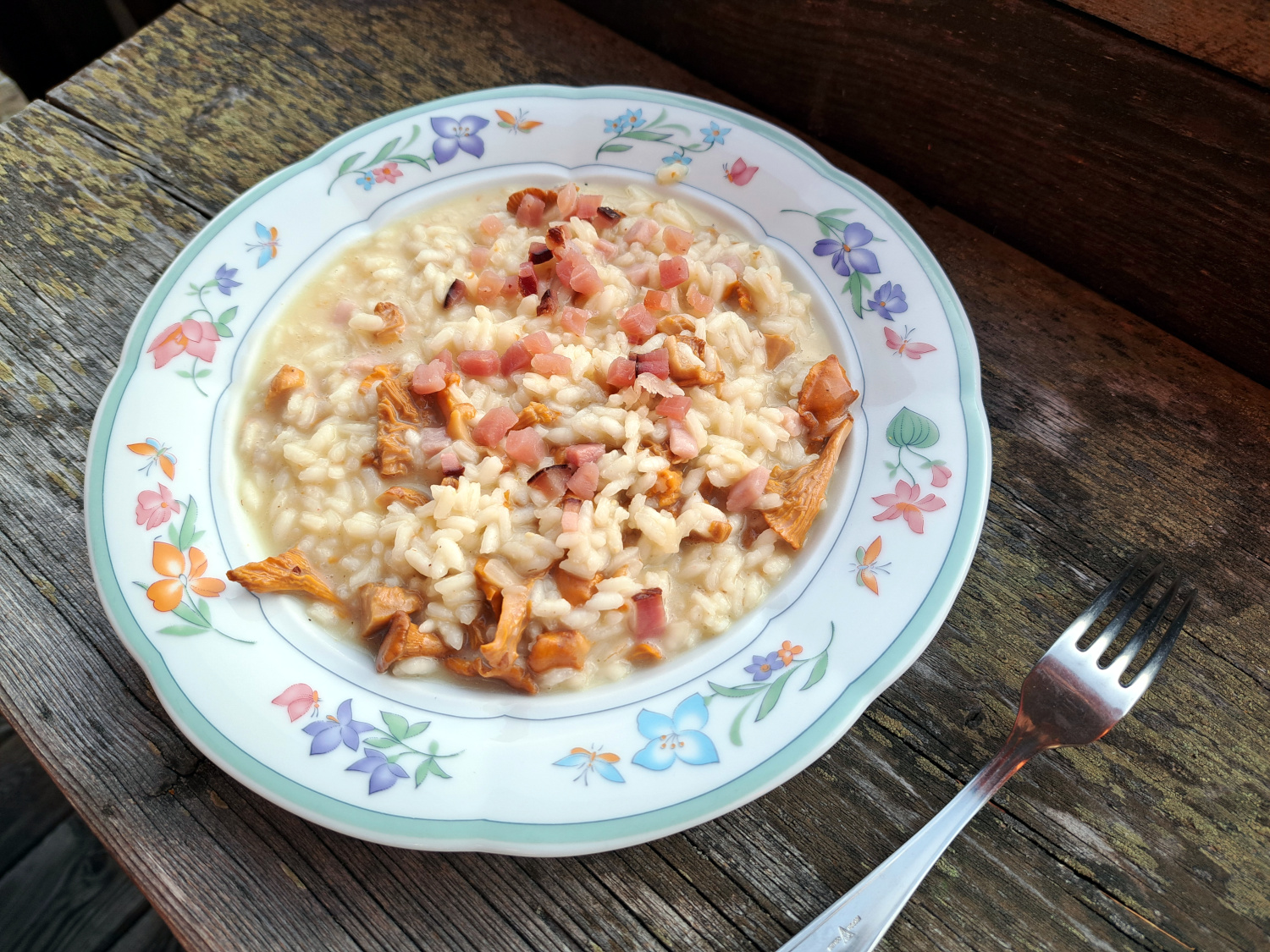 Risotto con finferli e speck.