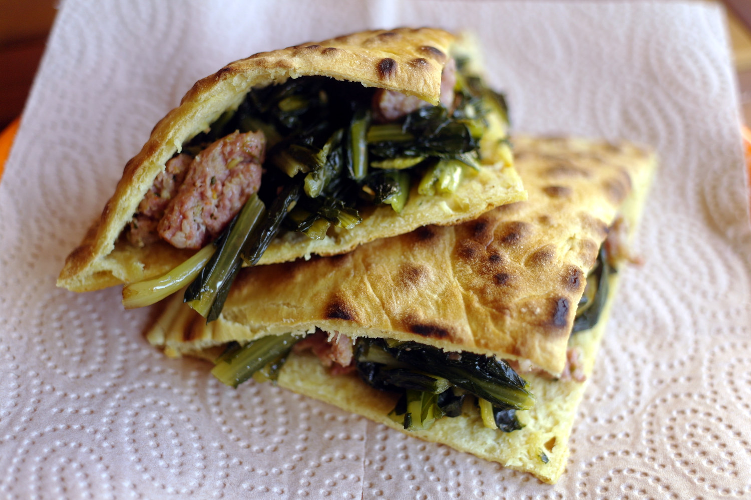 Torta al testo con cicoria e salsiccia