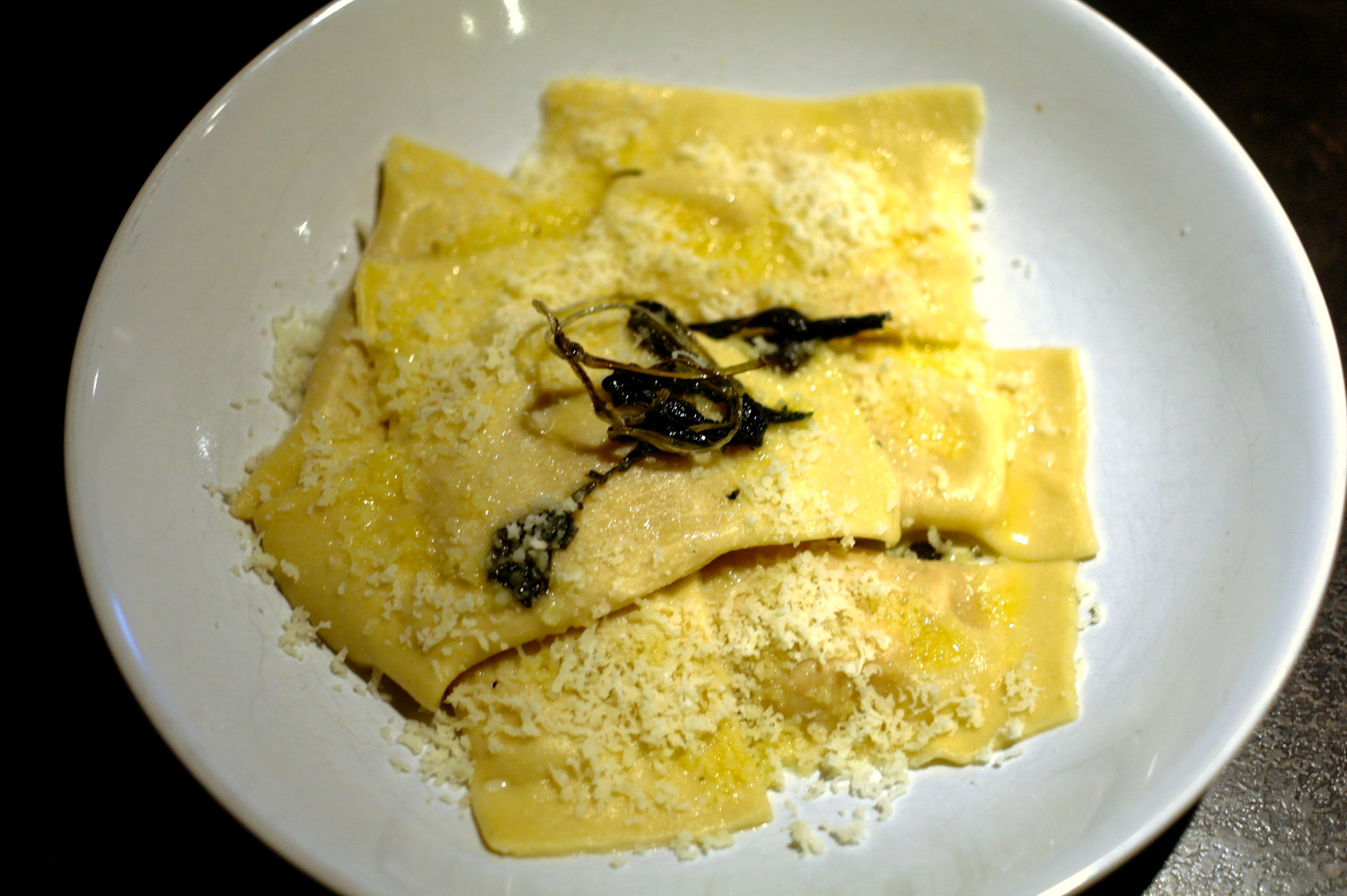 I tortelli di zucca serviti in bianco.