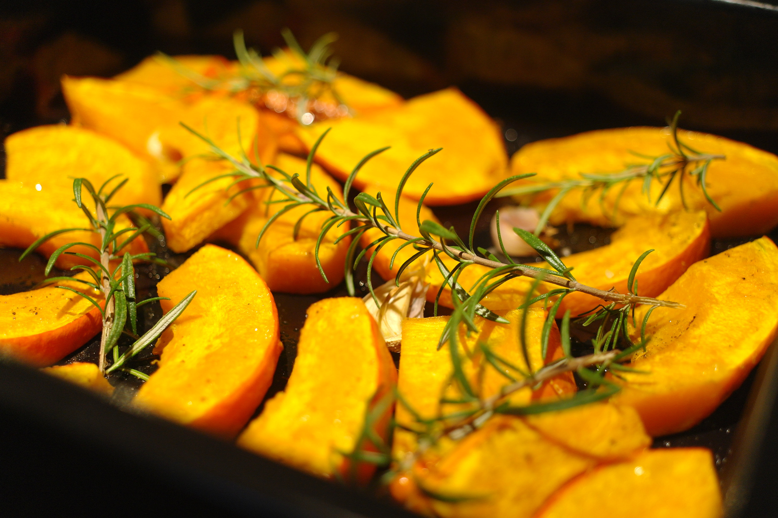Fette di zucca al forno con aglio e rosmarino.